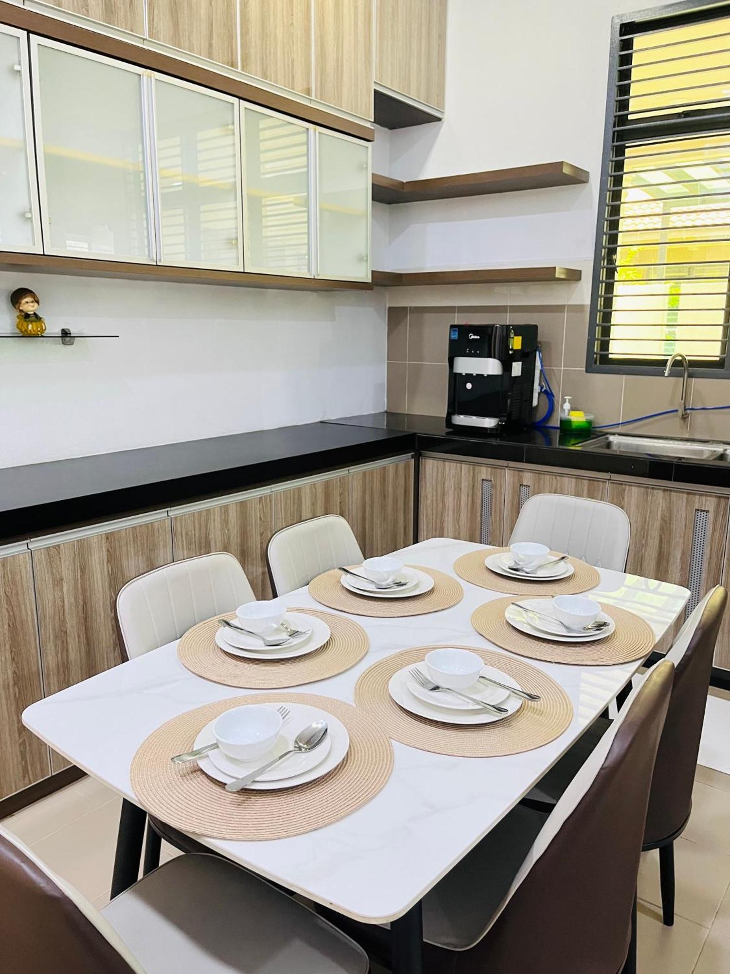 Spacious House In Mahkota By Iconique