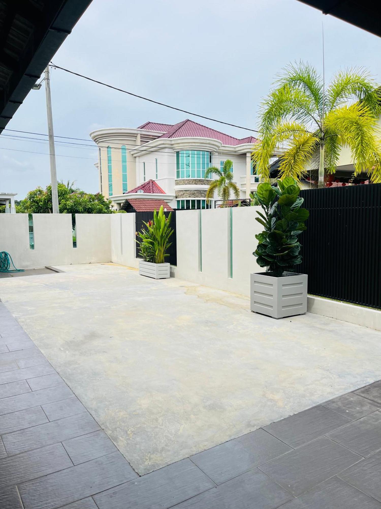 Spacious House In Mahkota By Iconique *